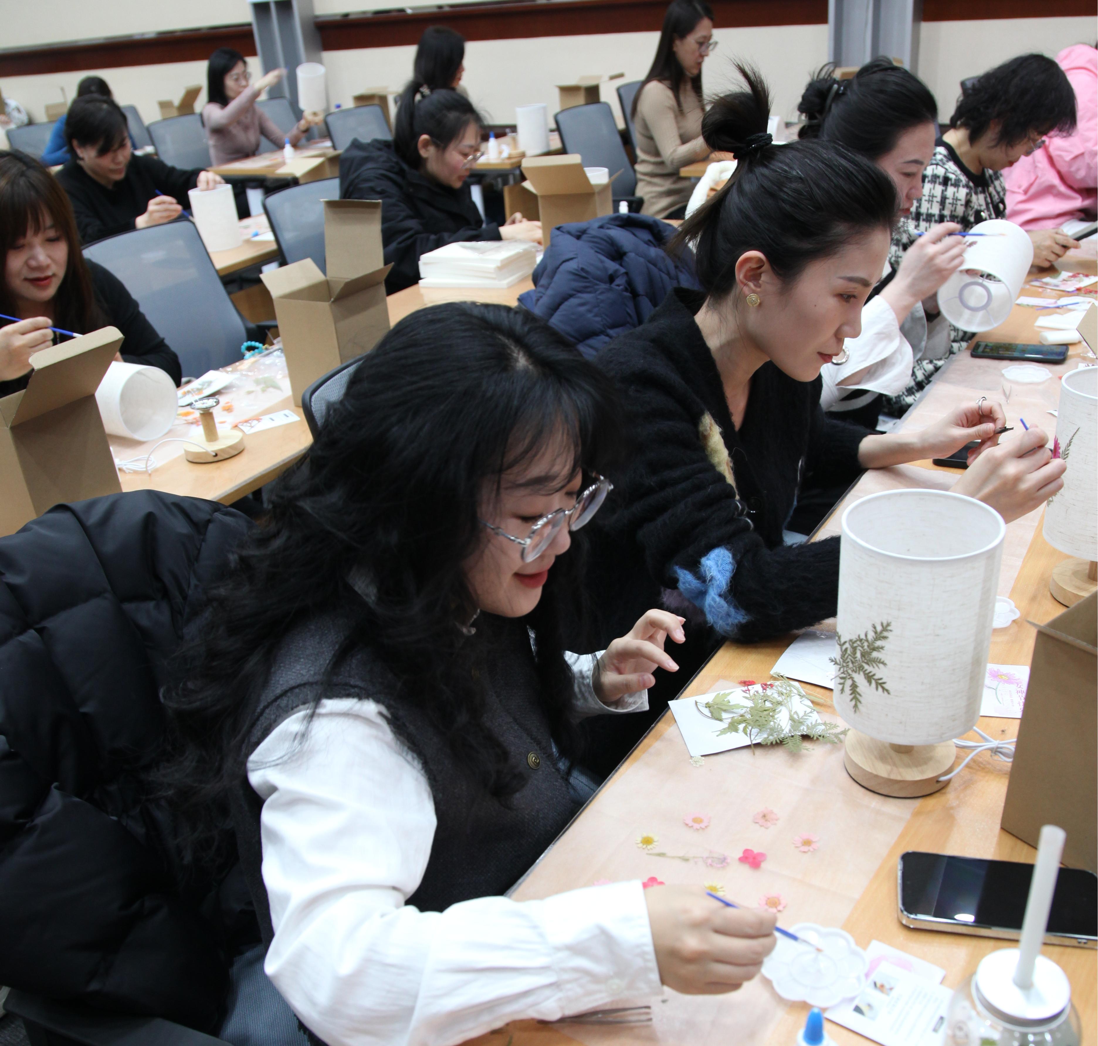 1750647816188796.jpg 6.女職工制作壓花臺(tái)燈中.JPG